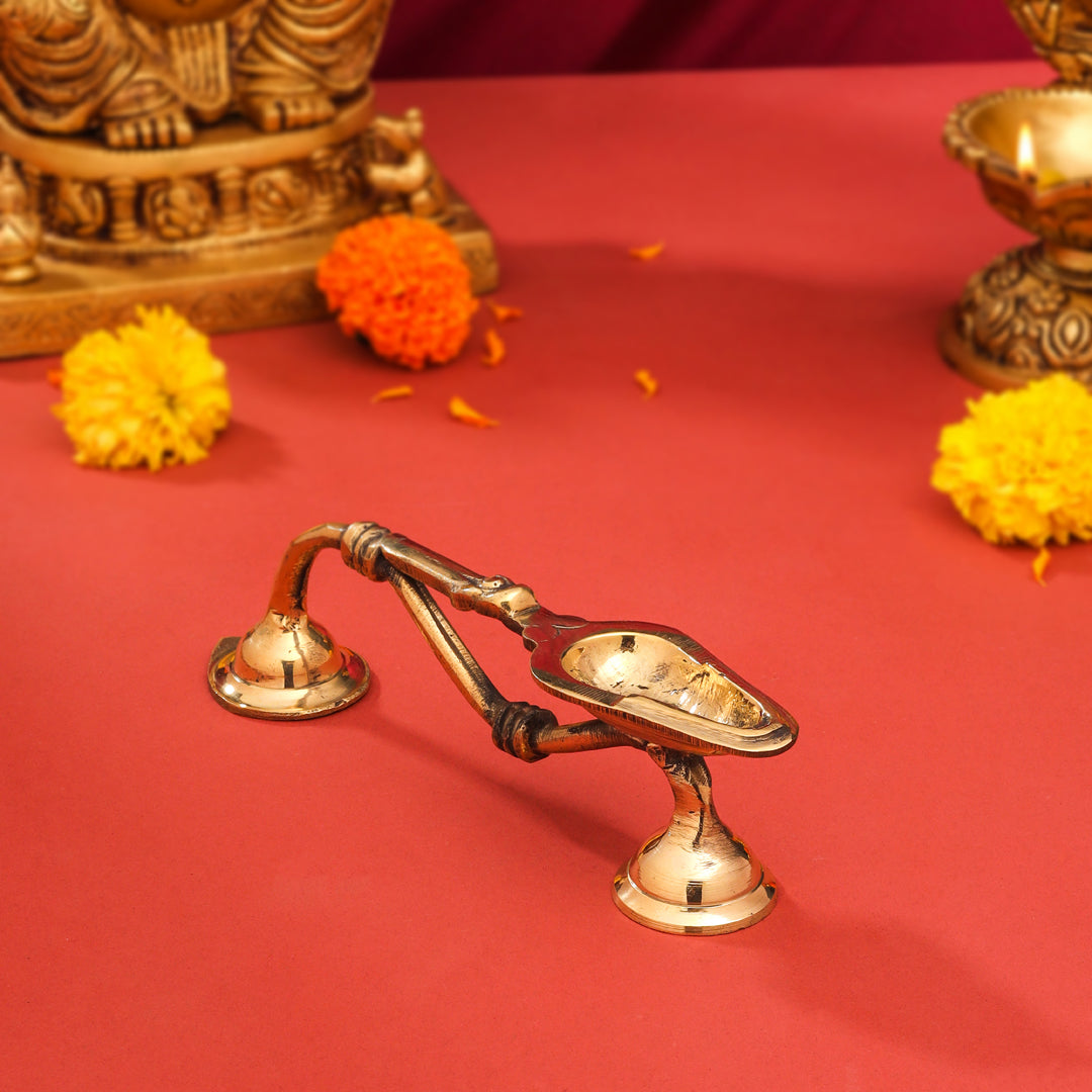 Brass Aarti Diya With Handle (7.5 Inch) - Image 3