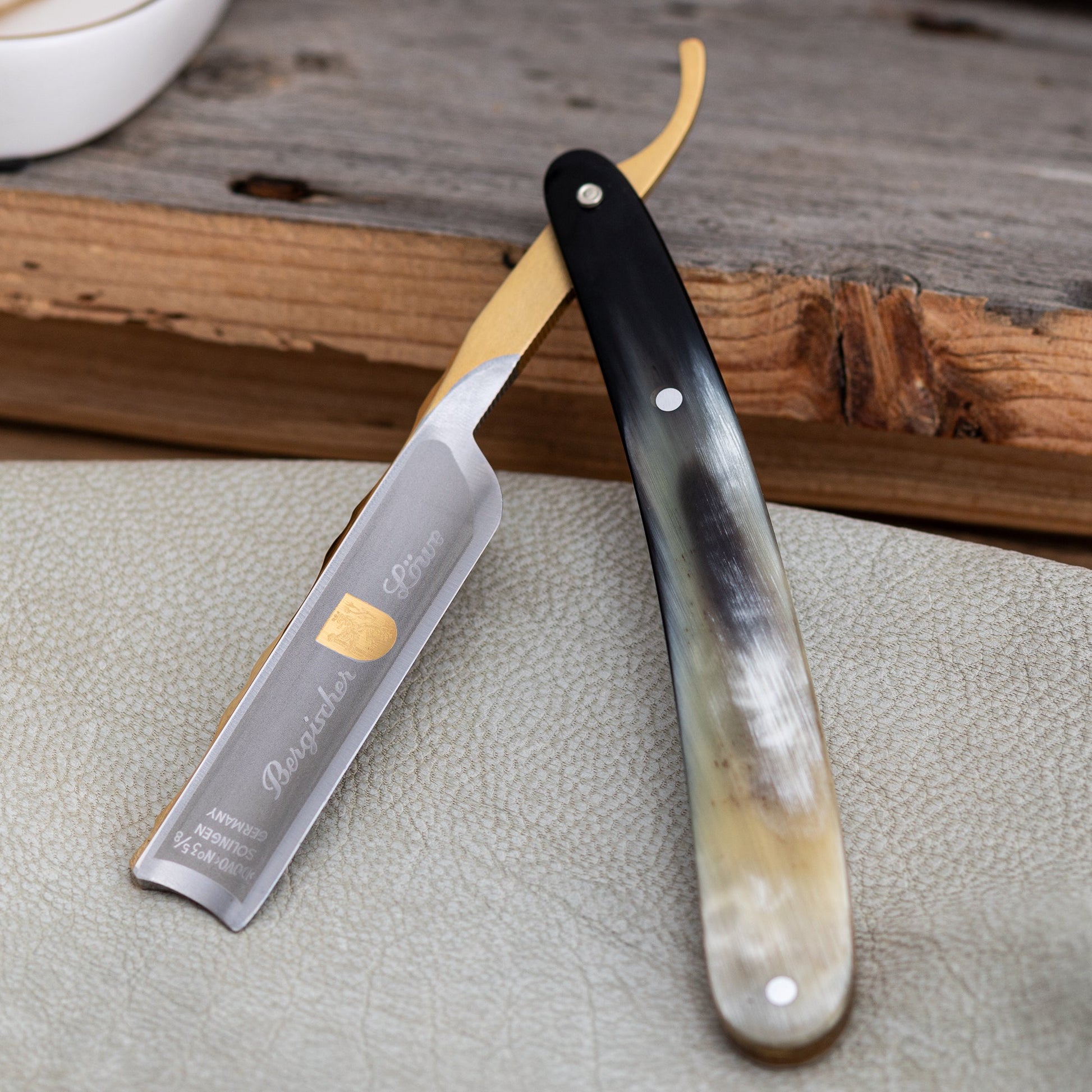 Dovo Straight Razor, "Bergischer Lowe" 5/8", Carbon Steel, Full Hollow Grind, Horn Handle - Image 4