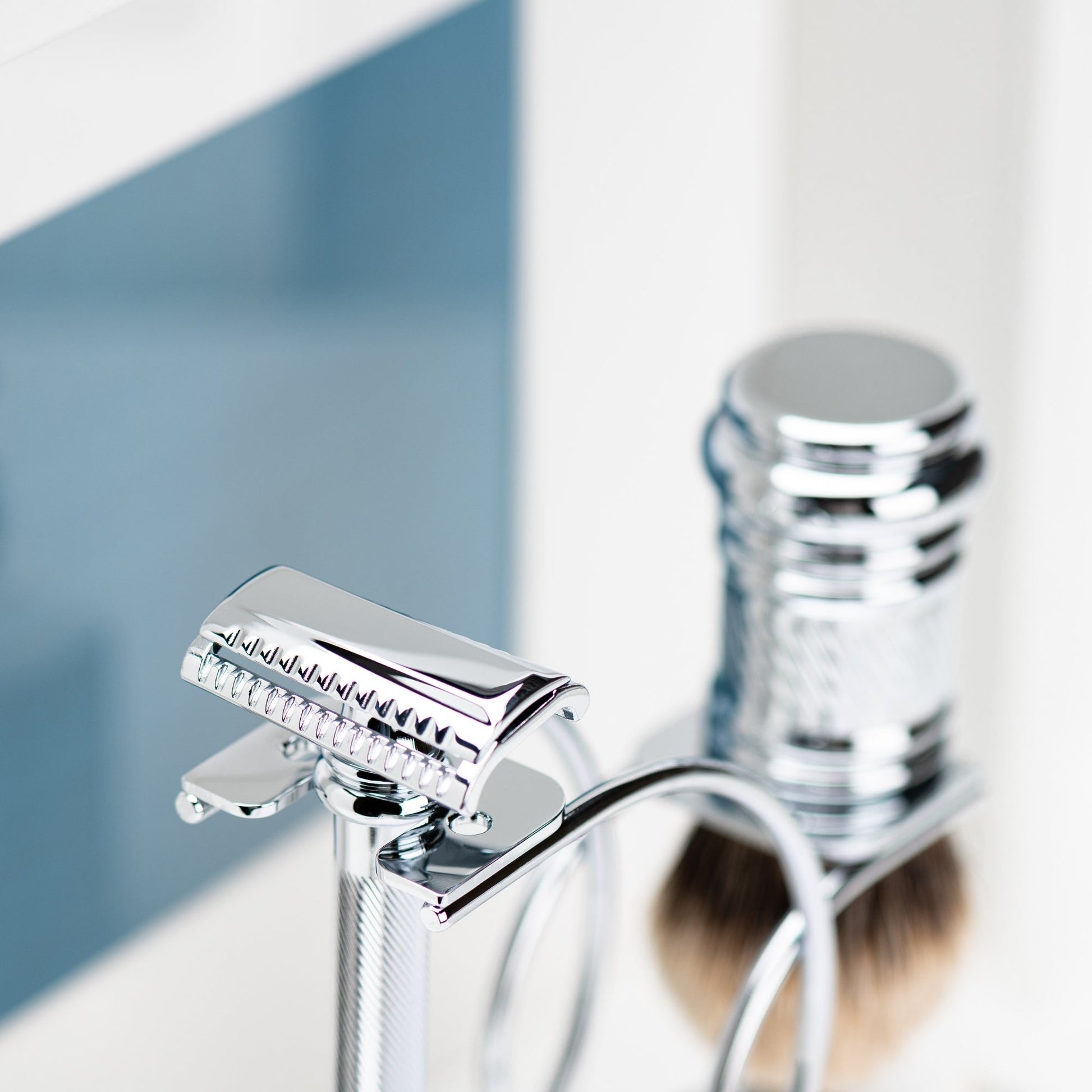 Merkur Shaving Set with MK-39001 Razor, Silver Tip Badger Brush and Curved 3-piece Stand, Chrome - Image 2