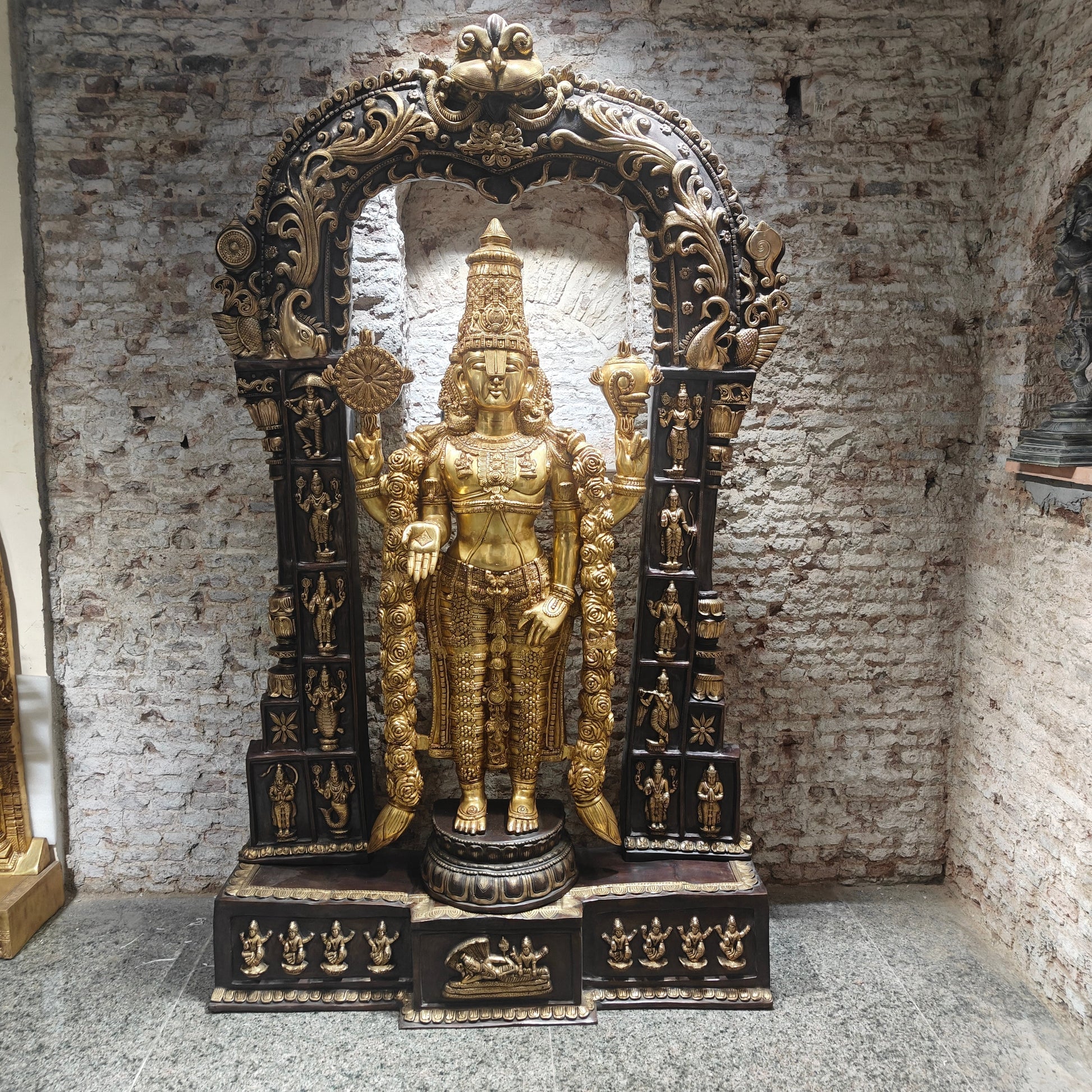 Brass Super Large Tirupati Balaji Venkateshvara Idol With Kirtimukha Throne 7.5 Feet - Image 11