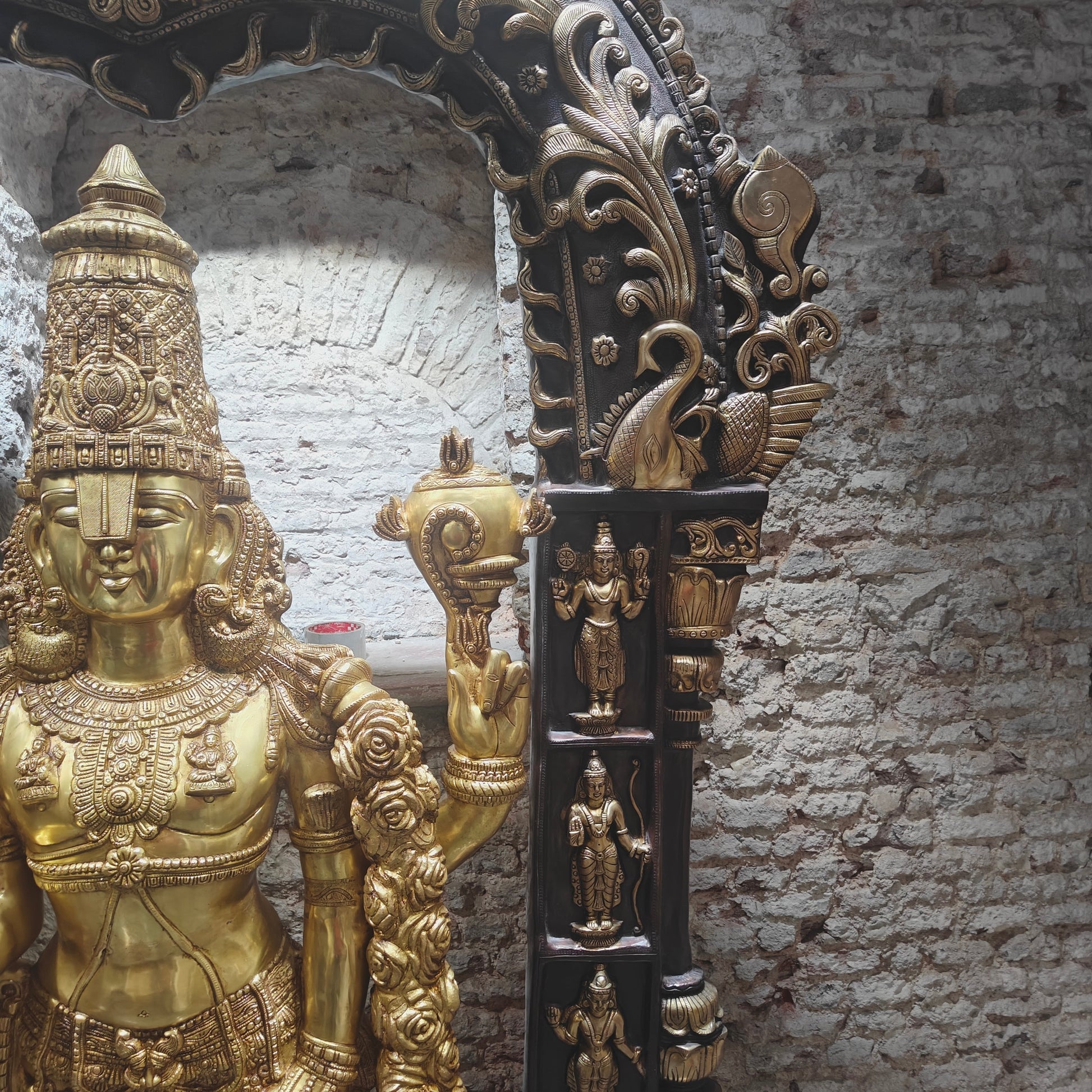 Brass Super Large Tirupati Balaji Venkateshvara Idol With Kirtimukha Throne 7.5 Feet - Image 10