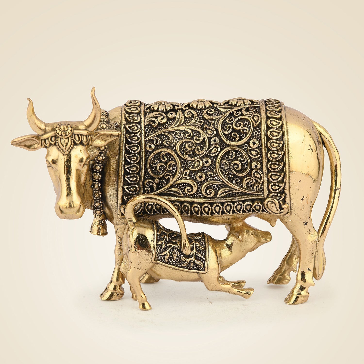 Image of Pure Brass Kamdhenu Cow Idol & Calf 3.25" –  Lightweight, Handcrafted Artisan | This inch Kamdhenu | Premium Brass & Wood Decor | Sama Homes - Eco-friendly - Sama Homes