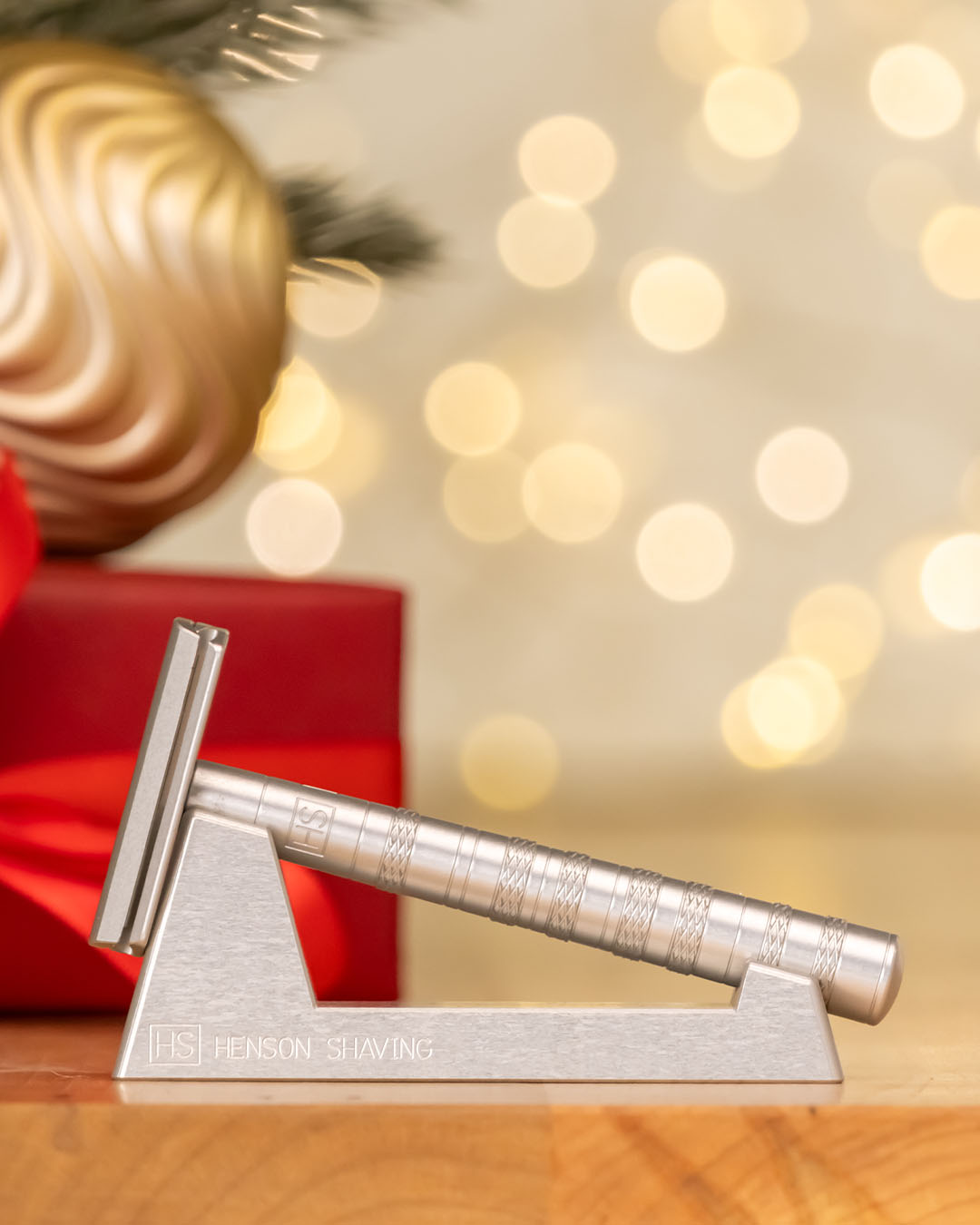 Henson AL13 Deluxe Bundle | Razor + Stand + 2-Year Blade Supply