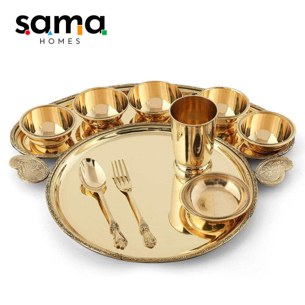 Elegant brass dinnerware set for a sophisticated dining experience.